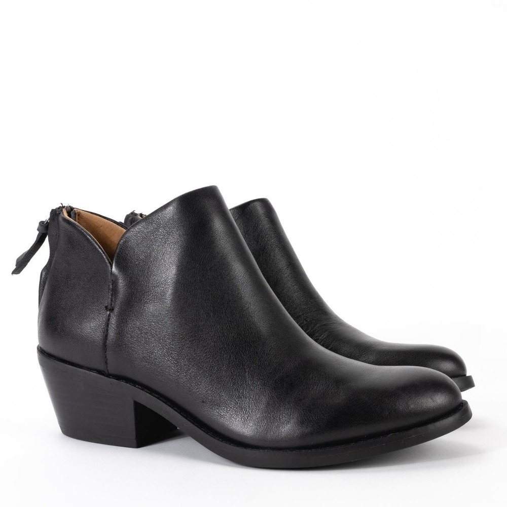 Sofftโ Leather Ankle Booties Womens Black Back Zip Block Heel Boots Size 6